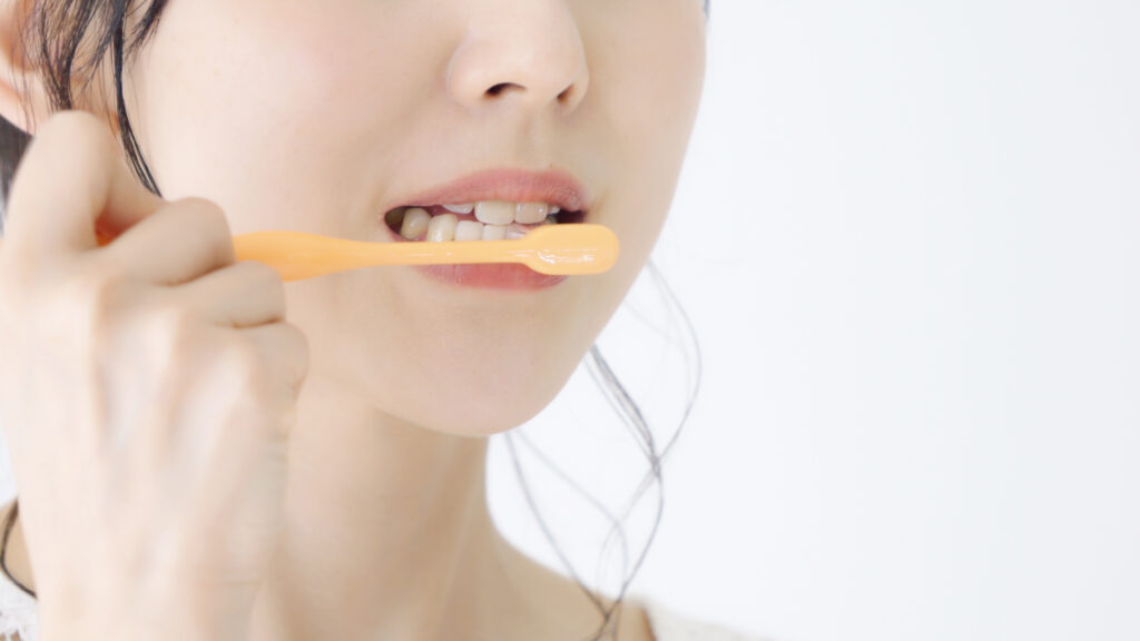 歯磨きする女性