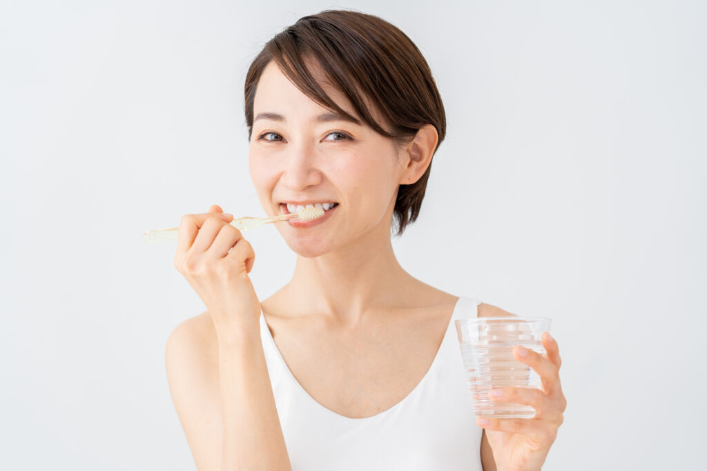 歯磨きする女性