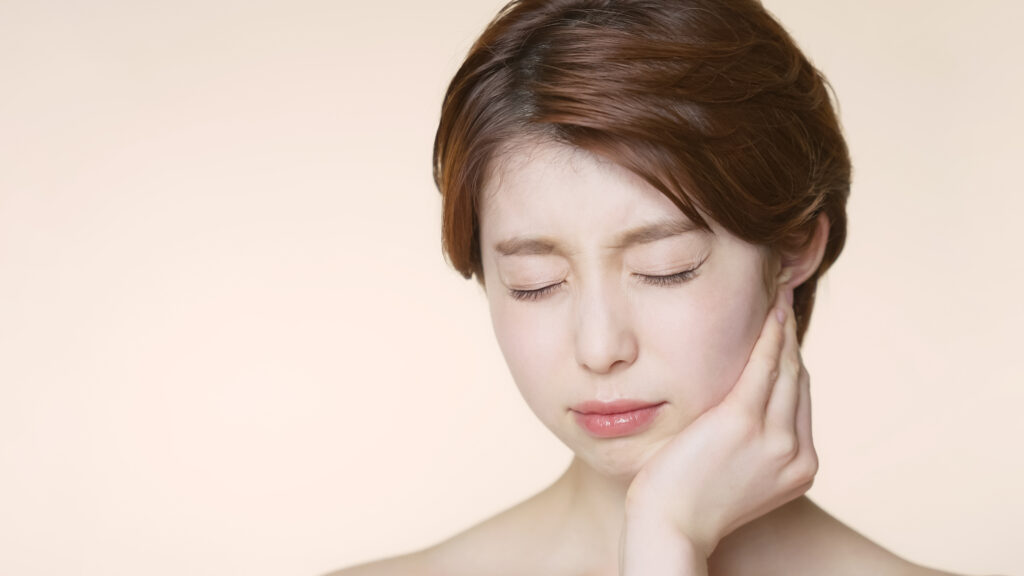 Women with toothache dental care